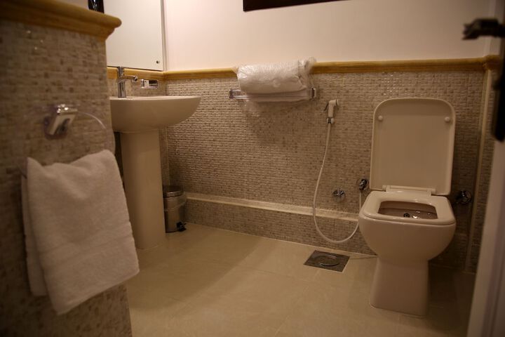 Room 4 of 33