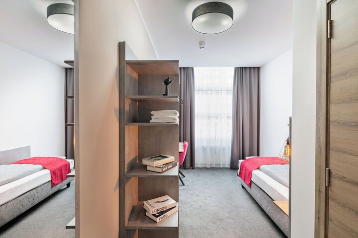 Room 16 of 40