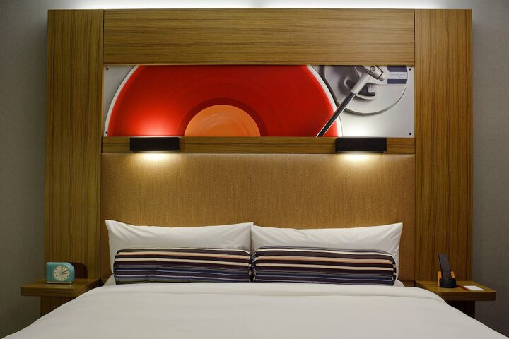 Room 9 of 28