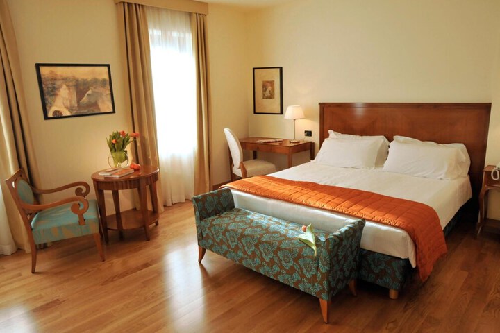 Room 9 of 29