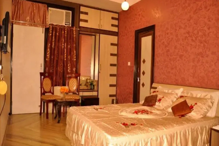 Room 4 of 11