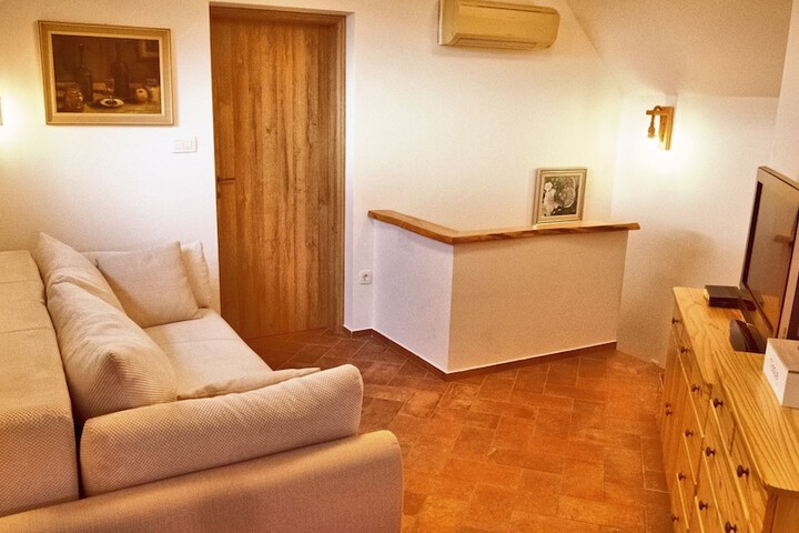 Room 7 of 15