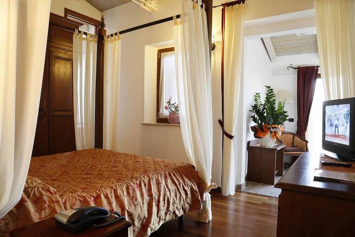 Room 4 of 82