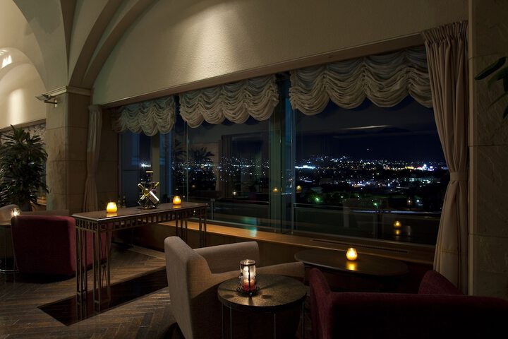 Lounge 23 of 27