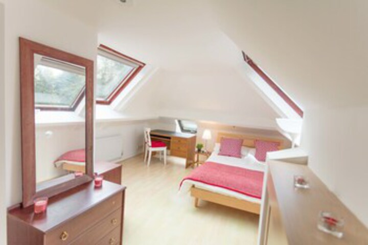 Room 9 of 12