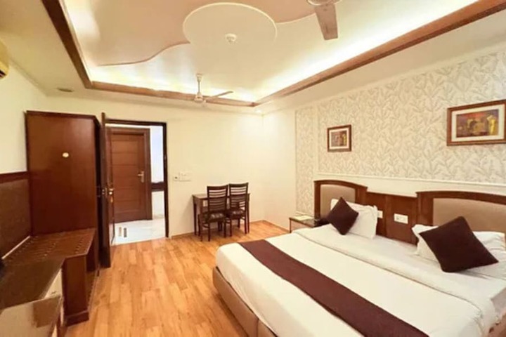 Room 7 of 18