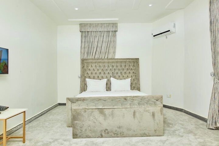 Room 3 of 32