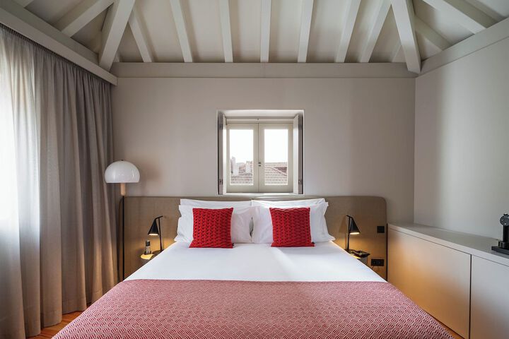 Room 18 of 109