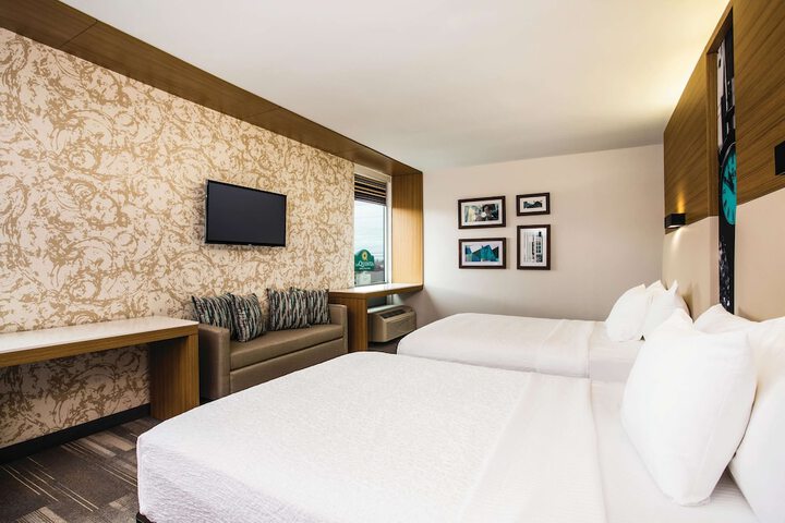 2 Queen Beds (1 of 16)