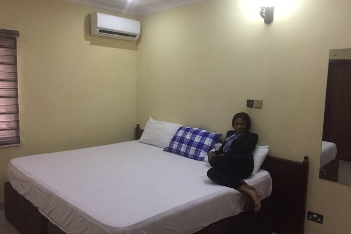 Room 10 of 14