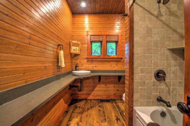 Cardinals Cove Cabin in Black Mountain, NC