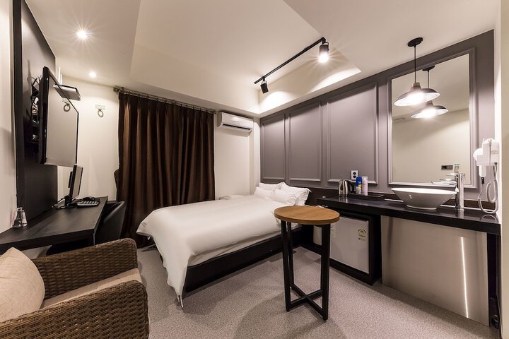 Room 13 of 43