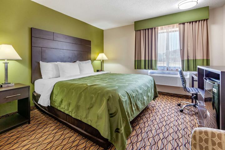 1 King Bed (5 of 17)