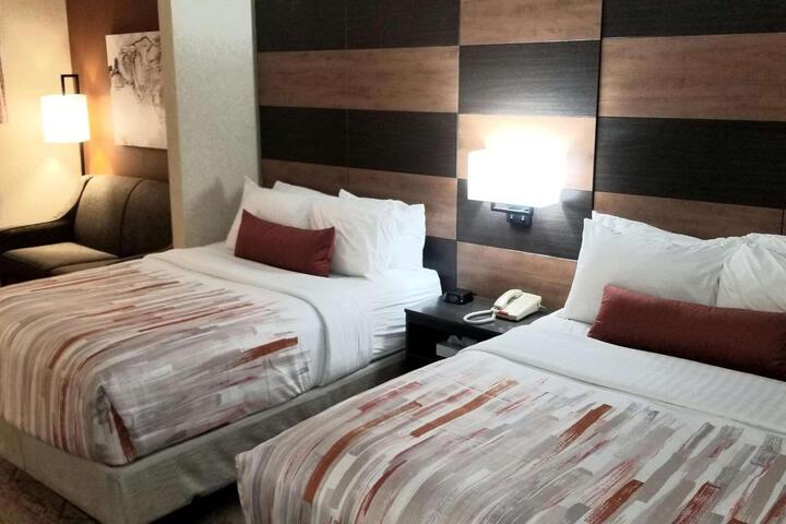 2 Queen Beds Communication Assistance Pillow Top Mattress Microwave and Refrigerator Full Breakfast (11 of 14)