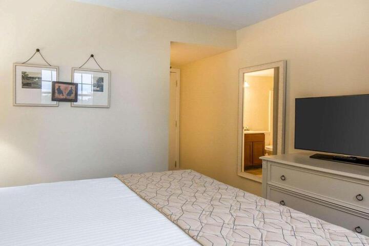 1 Queen Bed (11 of 13)