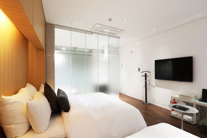 Room 28 of 51