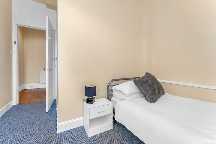 Room 8 of 38