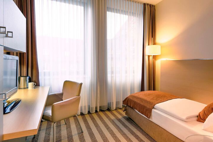 Room 10 of 38