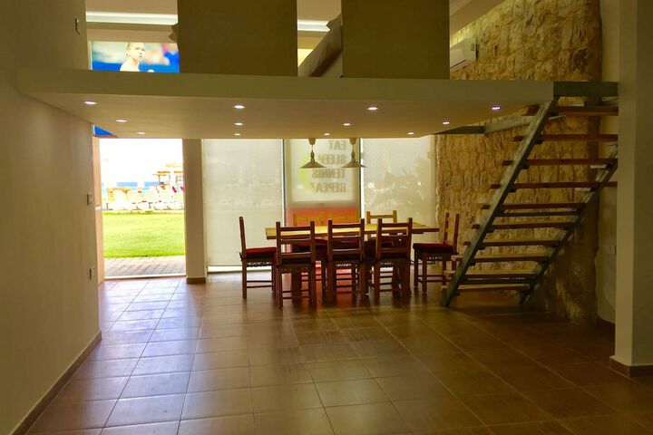 Room 8 of 192
