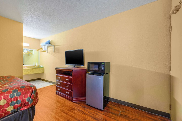 1 Queen Bed (5 of 10)