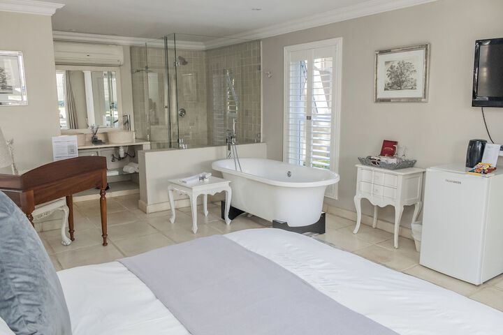 Deep soaking bathtub