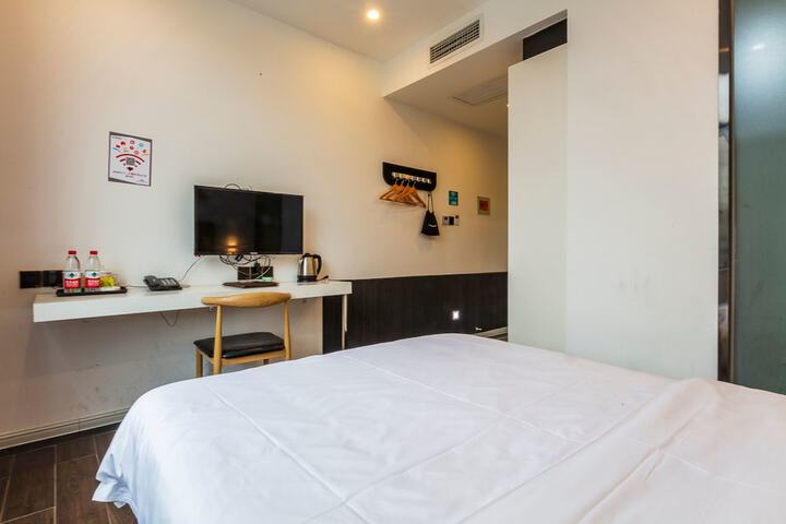 Room 13 of 31
