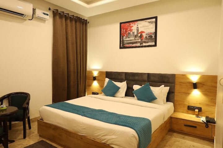 Room 5 of 8