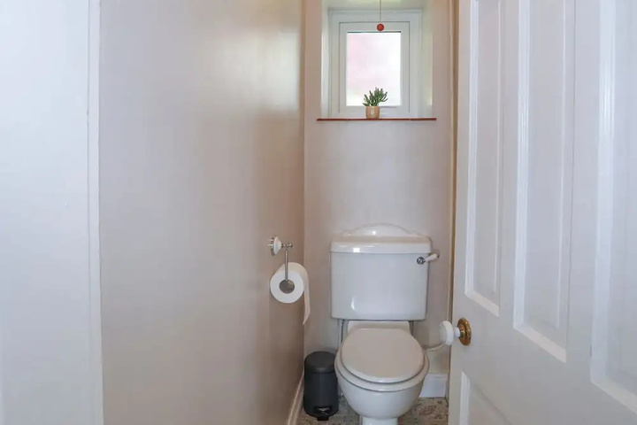 Room 9 of 16