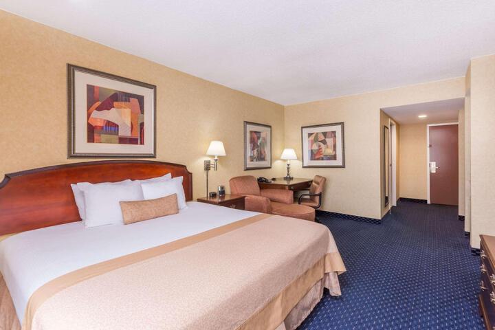 1 King Bed (2 of 21)