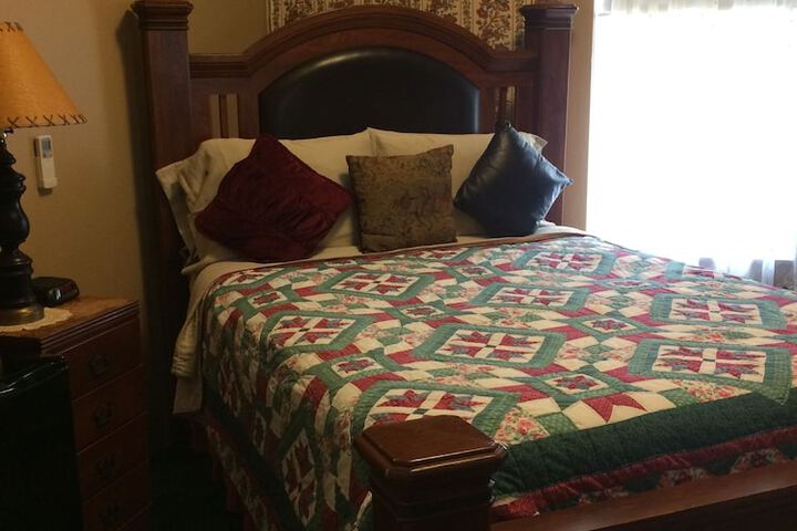 1 Queen Bed (15 of 21)