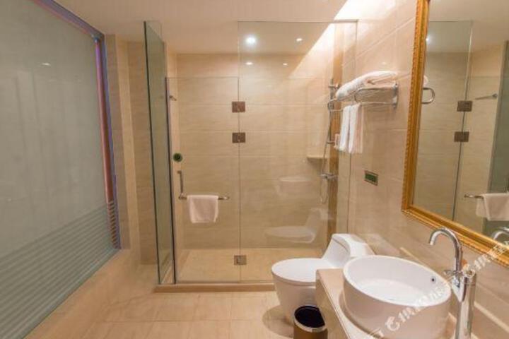Vienna Hotel (Qingdao Hongdao Convention and Exhibition Center High Speed Rail Station Store)