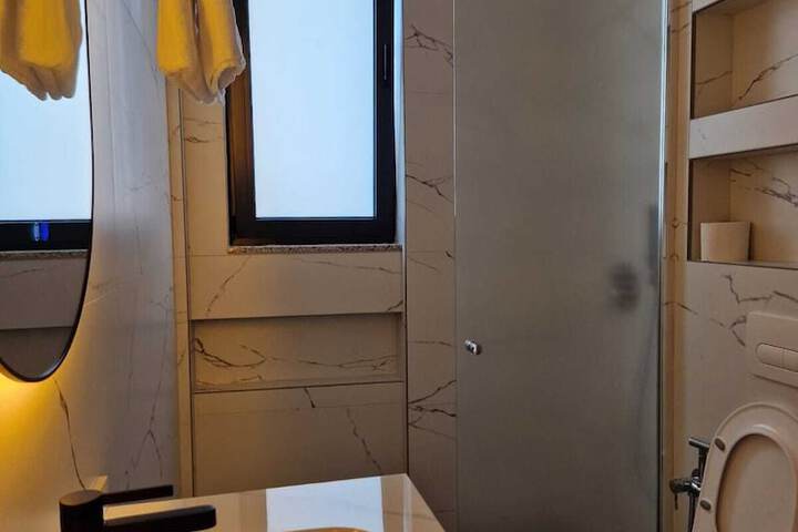 Room 32 of 48