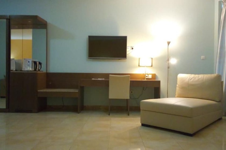 Room 4 of 18