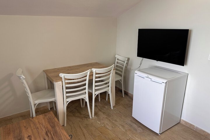 Room 102 of 171