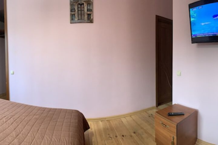 Room 4 of 28