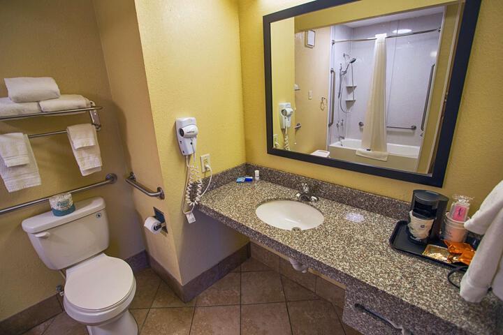 1 Queen Bed High Speed Internet Accessible Microwave and Refrigerator, Coffee Maker Iron and Ironing Board Hairdryer Full Breakfast (16 of 18)
