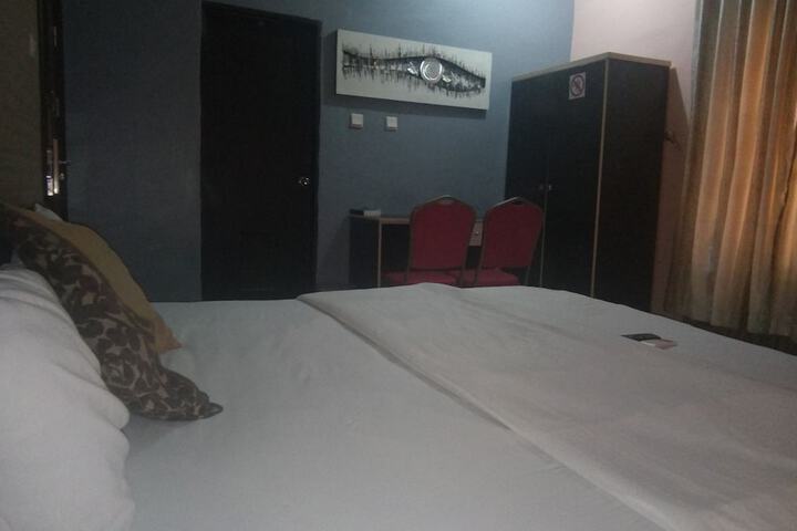 Room 9 of 14