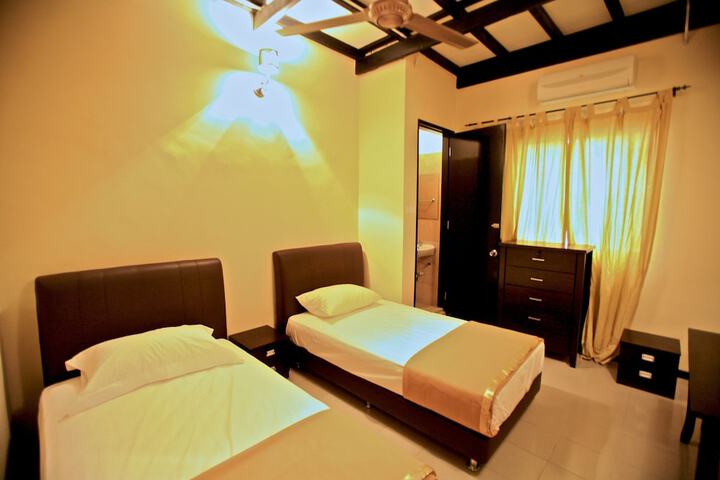 Room 13 of 32