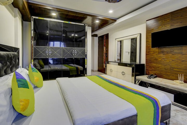 Room 17 of 34