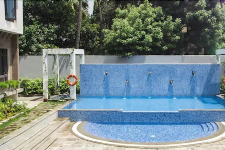 Hotel Pool