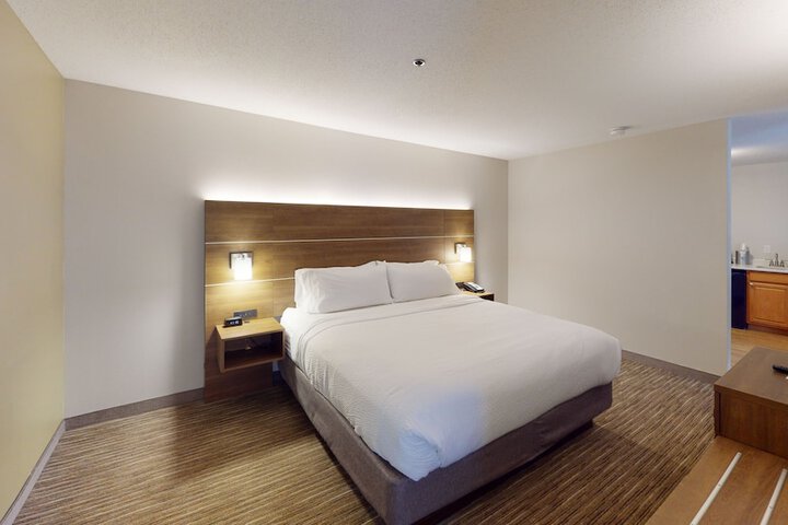 1 King Bed (5 of 11)