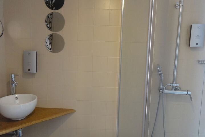 Room 16 of 38