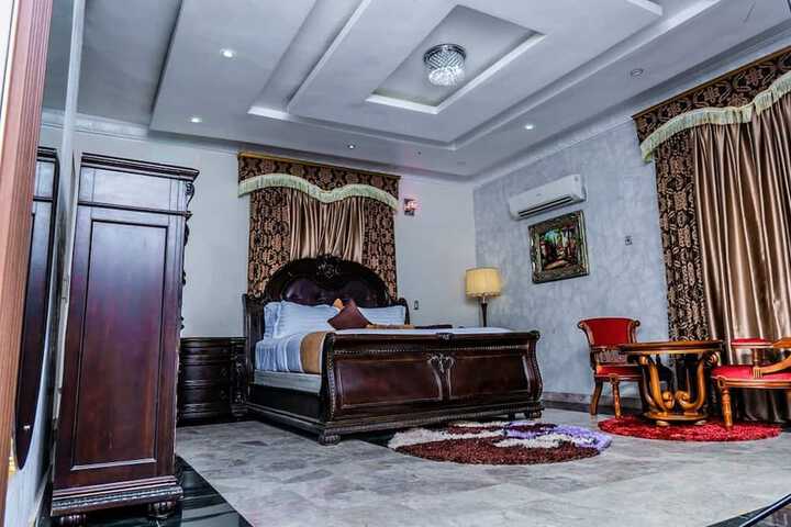 Room 4 of 40