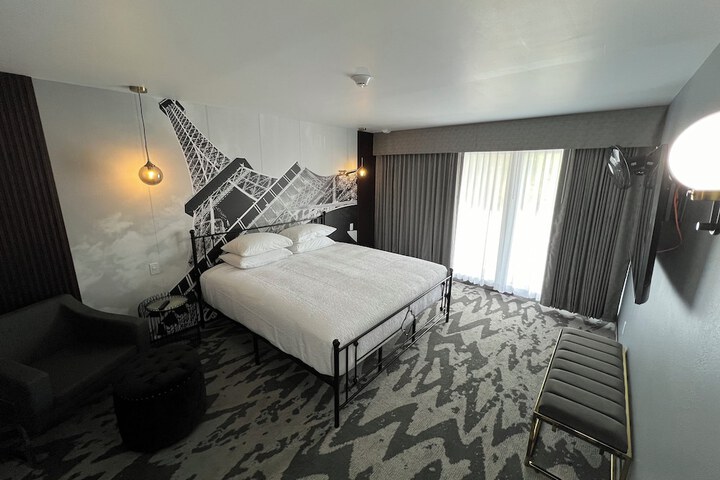 Room 12 of 66