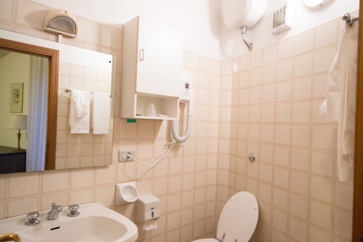Room 7 of 12