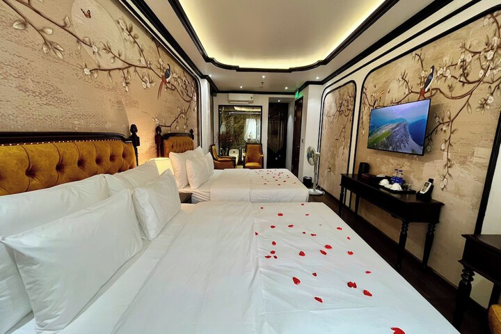 Room 44 of 165
