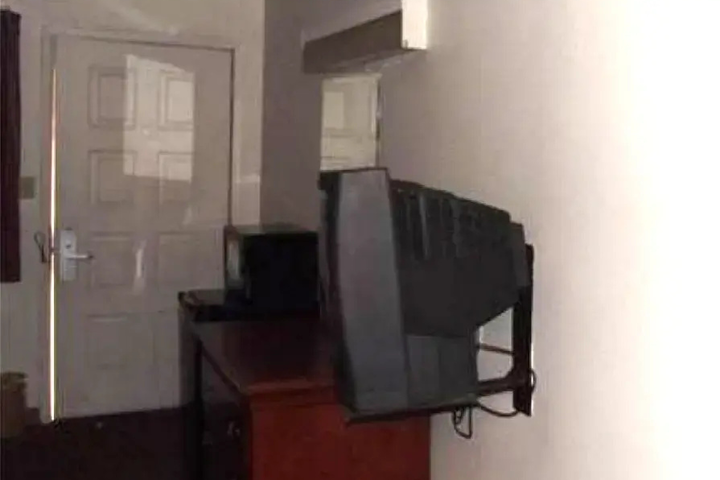 Room 4 of 4