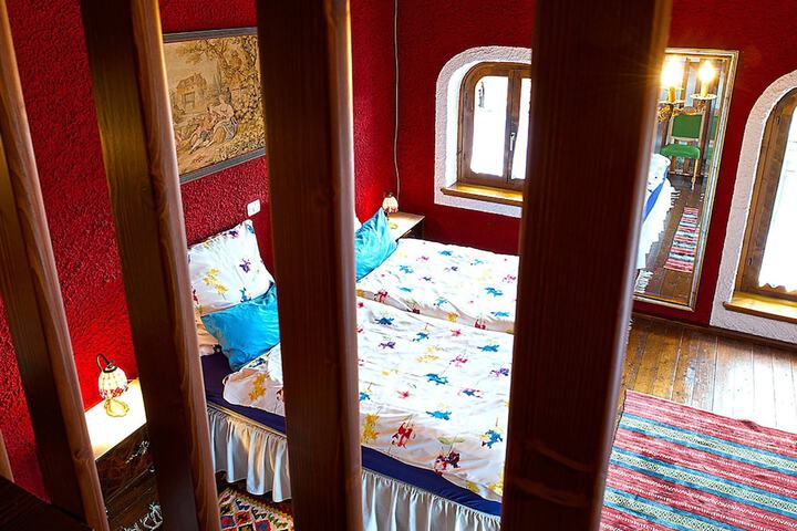 Room 2 of 39