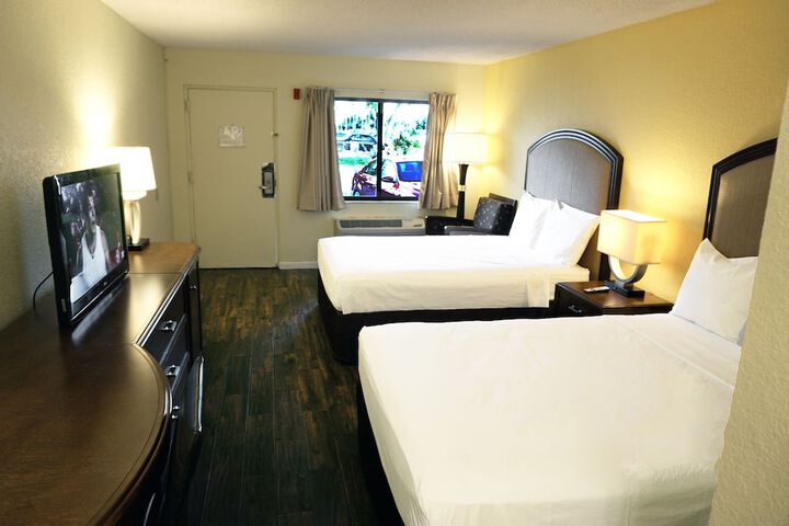 1 King Bed (5 of 6)