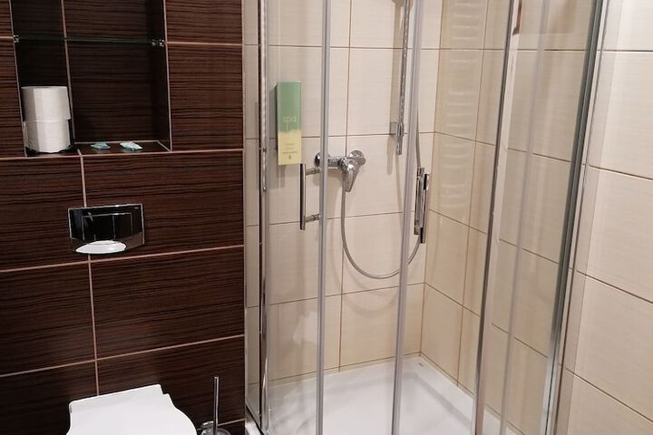 Room 6 of 16